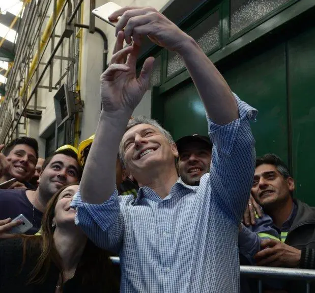 Macri y Vidal se sacan una selfie con los trabajadores del taller