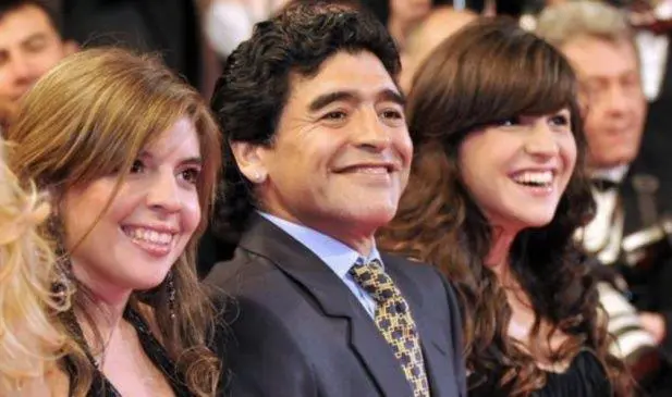 Diego Maradona entre Dalmay Gianinna, las hijas que tuvo con Claudia Villafañe.