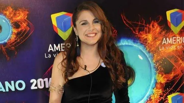 Ivana Icardi entrando a la casa.