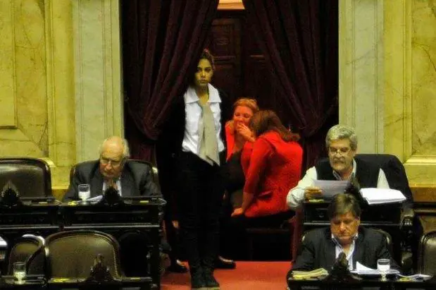 2013: Lilita es atrapada 'infraganti' fumando en la cmara de diputados