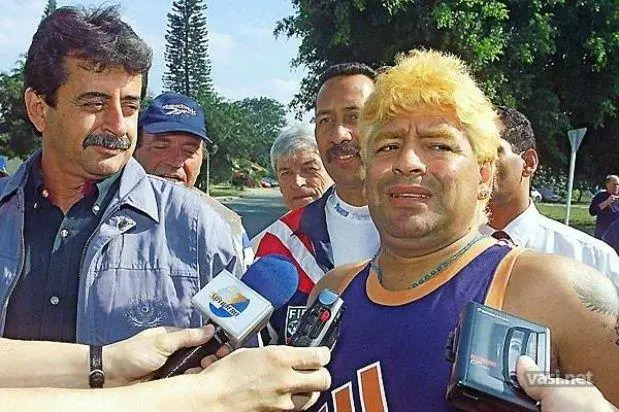Platinado: el look de Maradona durante su estadía en Cuba en el año 2000