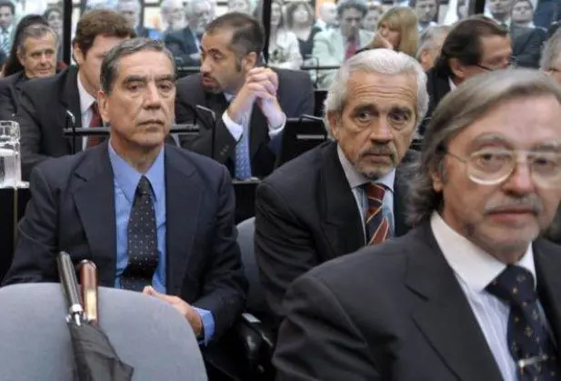 Juan Carlos 'Nio' Roln a la izquierda de Ral 'Pingino' Scheller, otros de los torturadores de la ESMA que muri en prisin el ao pasado