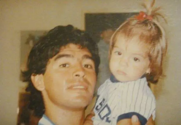 Maradona y su hija Dalma, en 1987