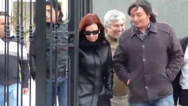 Lzaro Bez junto a Cristina Kirchner y Mximo, salen del mausoleo de Nstor Kirchner en el cementerio de Ro Gallegos.