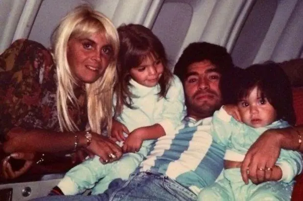 1988: Giannina Dinorah Maradona, la segunda hija de Claudia y Diego, llegó al mundo