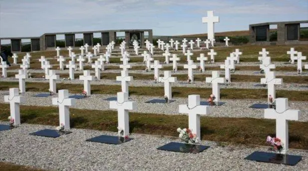 En el cementerio de Darwin, en las Islas Malvinas, estn enterrados 123 soldados argentinos sin identificacin