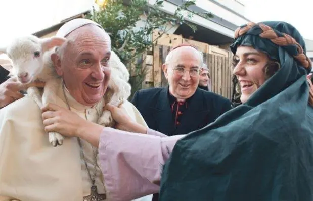 Papa Francisco con oveja