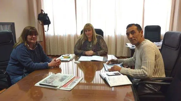 La ministra de Desarrollo Social riojana Griselda Herrera, reunida con Cristian Vzquez, encargado de Agroandina en La Rioja, antes de la firma del convenio para distribuir alimentos a los comedores escolares.