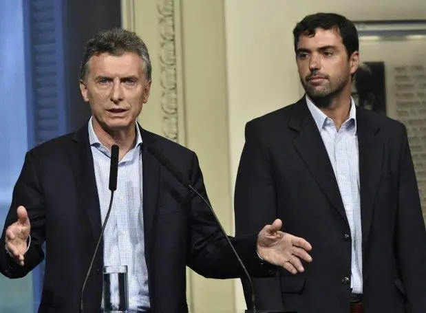 El director de la ANSES junto al presidente Macri: casi asegur el bono, pero para los jubilados