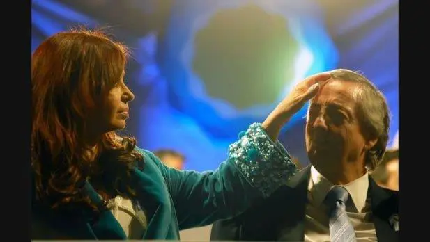 La ex presidenta record a su marido con dos videos alusivos.