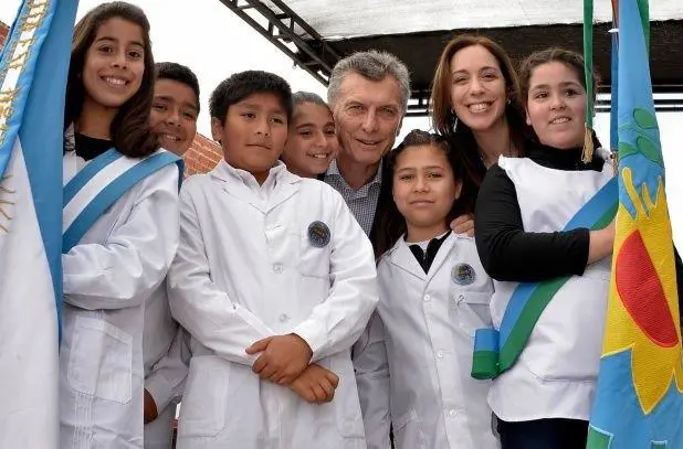 El Presidente y la gobernadora bonaerense, junto a alumnos de una escuela de San Miguel del Monte.