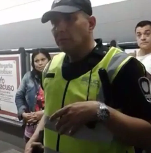 El agente de la Metropolitana que intent llevarse al chico de la calle: cuando fue increpado descans su mano sobre su arma