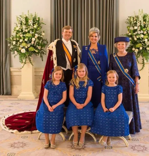 Familia real feliz y rubia. 