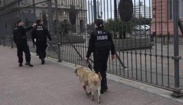 Efectivos de la Brigada de Explosivos ingresa a la Casa de Gobierno