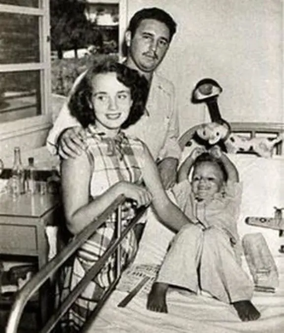 Mirta Daz-Balart junto a Fidel Castro y su hijo Fidelito