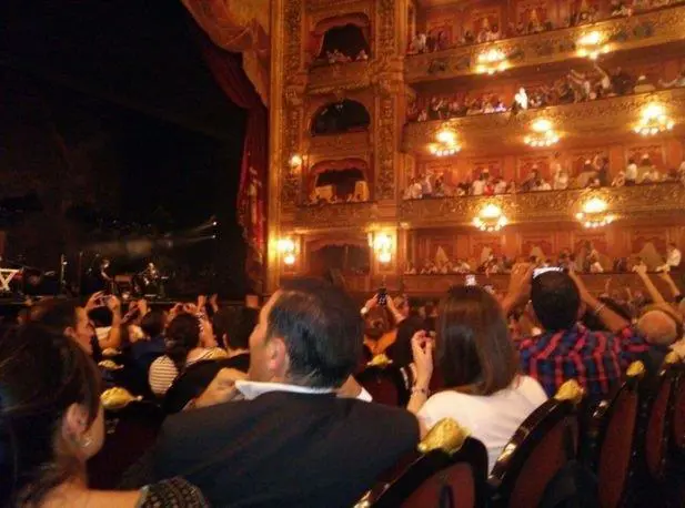 Cantando desde un palco: el gesto de Dárgelos puede haber ofendido a los asiduos al teatro, pero ofendió más a Lopérfido, a quien le demostraron que no hicieron nada diferente por tocar en ese lugar