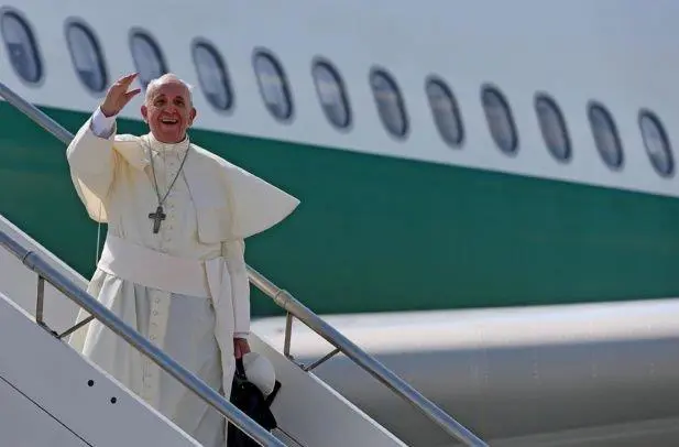 Papa Francisco bajando de un avin