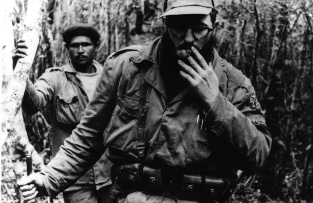 Fidel en la Sierra, fumando