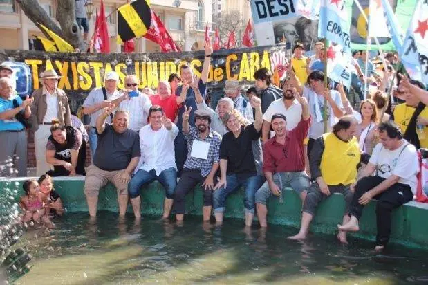 Como en el '45, los ultra K con 'las patas en la fuente'