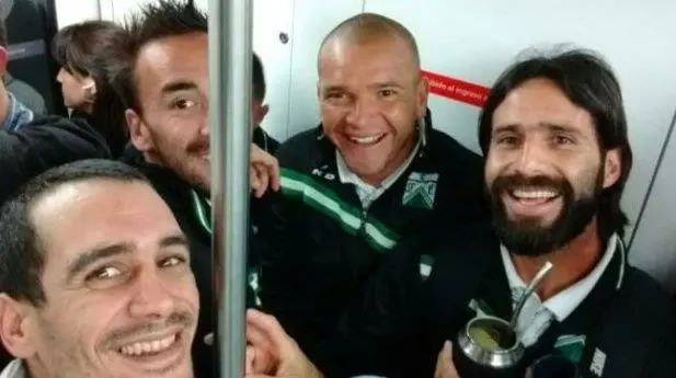 Jugadores de Ferro en el subte, documentando todo con una selfie