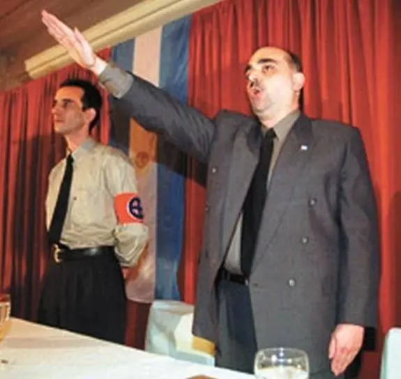 Biondini haciendo el saludo nazi