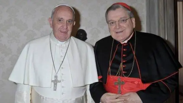 El Papa Francisco con el norteamericano Raymond Burke, el cardenal fantico de Donald Trump