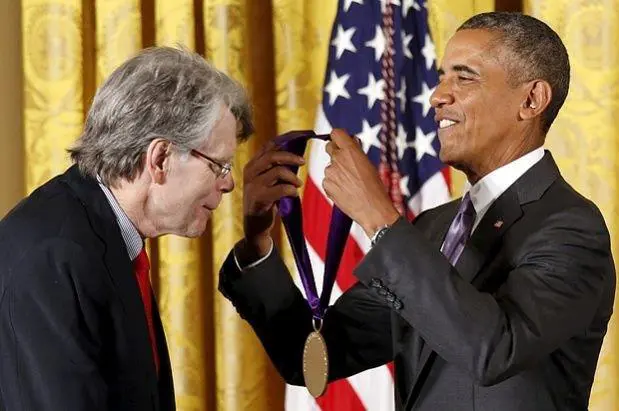 En 2015, Stephen King fue premiado con la Medalla Nacional de las Artes, galardn que le entreg Barack Obama