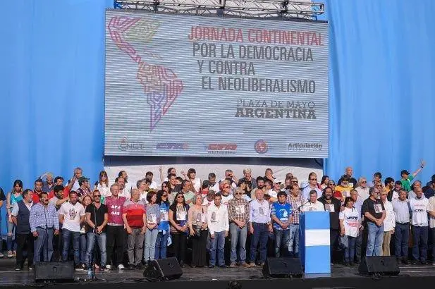 El acto central de las dos CTA en Plaza de Mayo