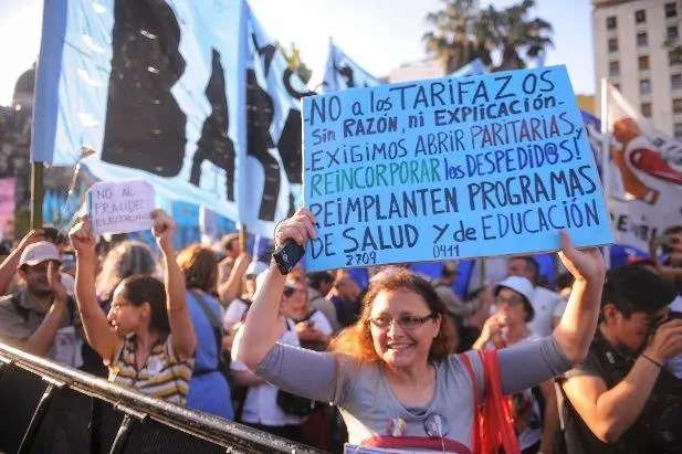 Miles de manifestantes coparon la Plaza de Mayo