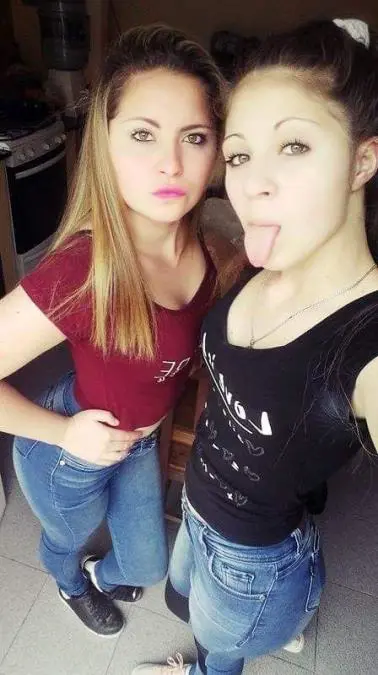 Daniela Rodr�guez junto a una amiga, antes de su tr�gico final