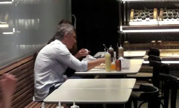 Macri y su hamburguesa (foto @LaVonHayek )