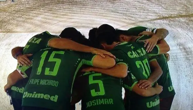 El Cicln, en el tunel, con las camisetas de los jugadores del Chapecoense