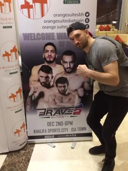 Kevin 'El General' Koldobsky posa junto a un afiche de la MMA en el cual aparece