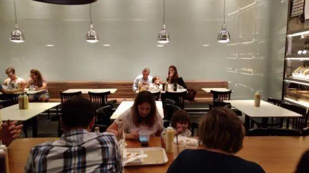 Macri, Antonia y Awada, comiendo una hamburguesa en Olivos