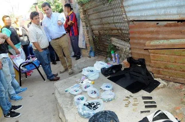 Marijuan y Ritondo, en Villa Itat�, con lo secuestrado durante el operativo