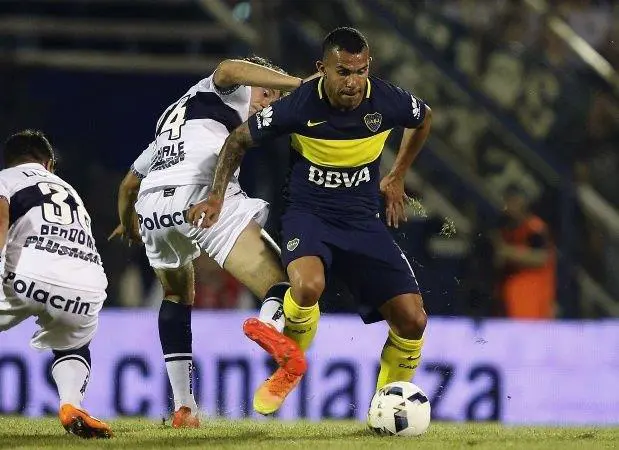 Tevez, con la de Boca, el club de sus amores