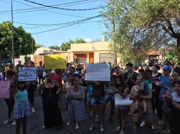 Vecinos y familiares protestan frente a la comisara 11 de Pablo Podest