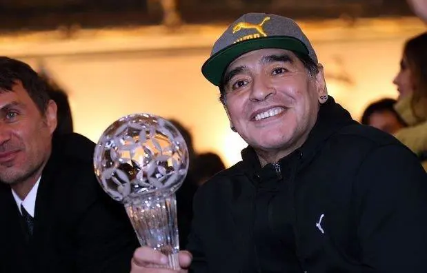 Maradona en Napoles, donde fue recibido como se merece, como una verdadera deidad en este mundo