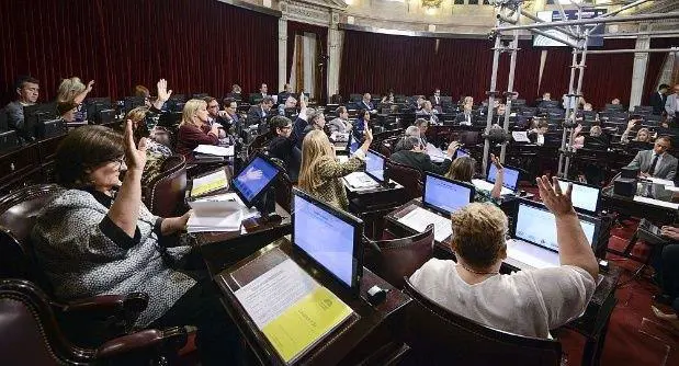 El Senado aprob una modificacin a la ley de ART, pero antes de que llegue el proyecto a Diputados, Macri sac su polmico DNU