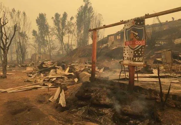 Un poblado devastado por el fuego incontrolable