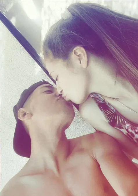 Fabricio y Daniela, a los besos, cuando el horror no haba llegado an