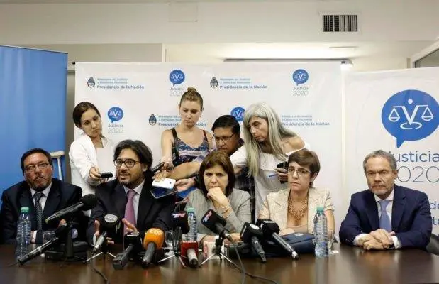 Los ministros en la conferencia de prensa, luego de la primera reunin.