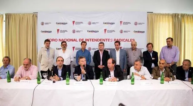 Macri con intendentes radicales en noviembre de 2015