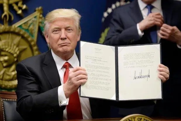 Trump muestra su decreto antimusulmn firmado