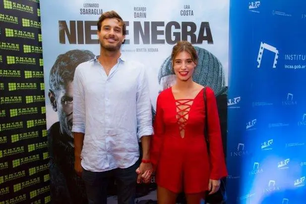 Agustina Cordova y su novio (y su contundente escote!)