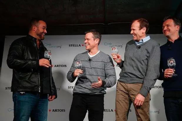 Todd Allen, Vicepresidente global de Stella Artois; Matt Damon y Gary White, cofundadores de Water.org; y Sean Bailey, moderador en la presentacin de la campaa conjunta