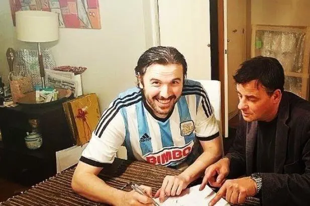 Ergn Demir, firmando contrato para actuar en Las Grutas