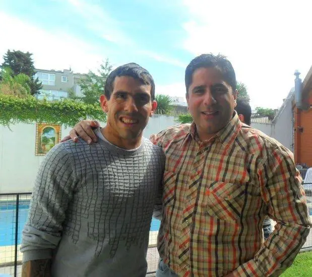 Carlitos Tévez, un fanático de Los Manseros, junto a Martín Paz, ahora ex integrante del grupo folklórico