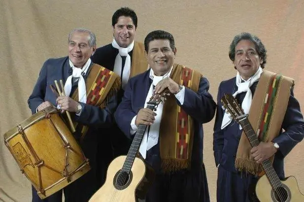 Los Manseros Santiagueños: al fondo Martín Paz, al medio, su padre Onofre