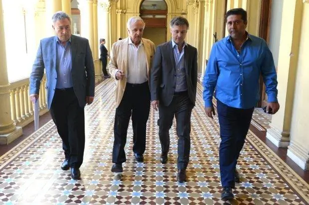 Dirigentes del ftbol argentino tras reunirse con Macri en la Rosada